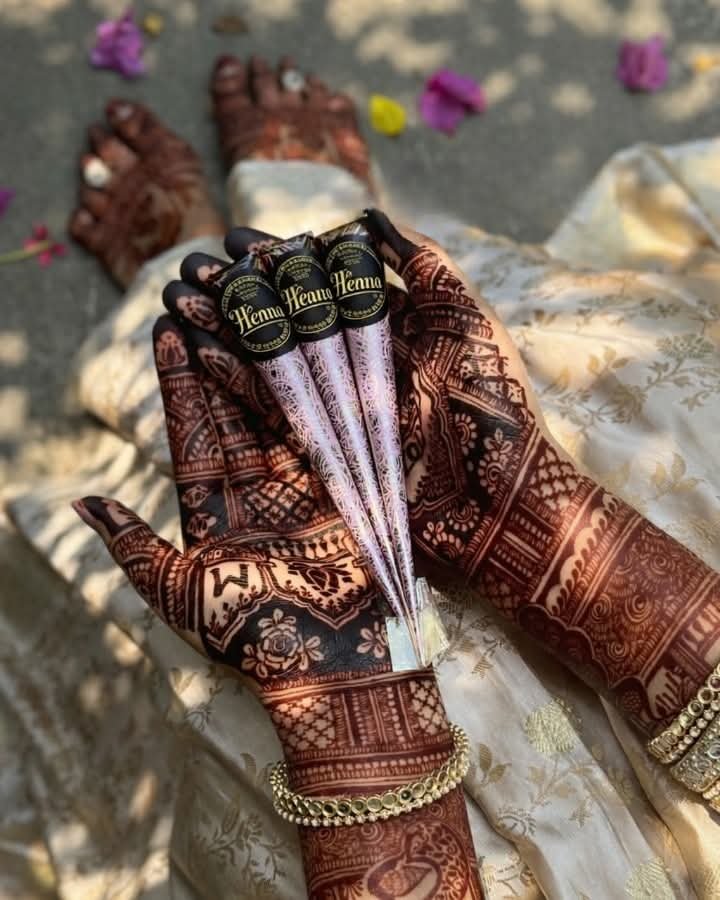 Black henna application by Henna Beauty